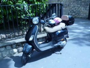 Notre scooter Vespa avec nos casques A Style