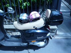 Notre scooter Vespa avec nos casques A Style