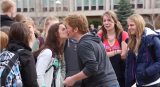 Le baiser magique: un tour de magie en embrassant une fille!