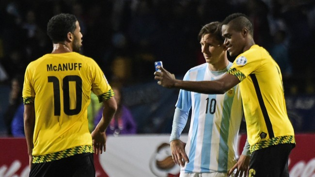 Un adversaire de Messi lui demande de prendre un Selfie sur le terrain