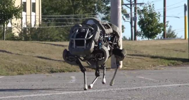 Le nouveau robot-chien de Google, Spot, est très réaliste quand on lui donne un coup de pied