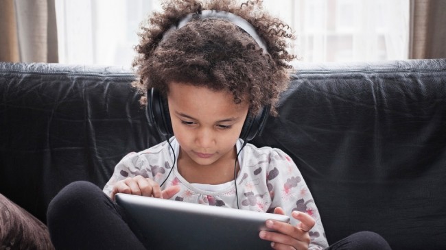 Comment protéger les oreilles et les yeux de vos enfants contre l’exposition aux écrans