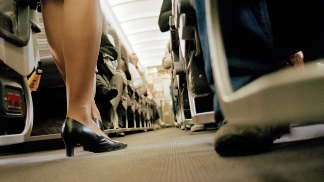 Les hotesses d’une compagnie aérienne protestent contre l’exigence de porter des chaussures à talon haut