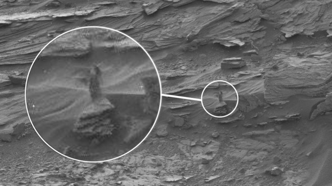 La forme mystérieuse de femme sur la planète Mars